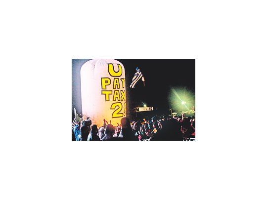 El globo que un grupo de activistas hizo irrumpir en medio de un concierto de U2 en el Festival de Glastonbury para pedir que la banda de Bono pague impuestos en Irlanda, acosada por la crisis, y no en otros países.