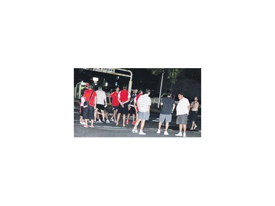 Los jugadores en los jardines del hotel con mucho susto por el temblor. Algunos a medio vestir bajaron presurosos los ocho pisos. Por suerte no hubo heridos, ni daños.