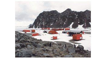 ámbito.com | La centenaria base antártica Orcadas quedó al borde del cierre por la amenaza de quedar sin abastecimiento por  desperfectos en los  equipos encargados de acercarlo para su campaña anual.