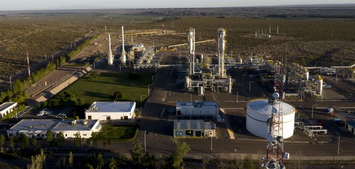 La Planta Separadora Loma La Lata (LLL) de Compañía Mega, ubicada en el corazón de Vaca Muerta, procesa más del 40% del gas de la cuenca. Extrae los líquidos asociados del gas natural (etano, propano, butano y gasolina) y los envía por un poliducto hasta su complejo fraccionador en Bahía Blanca. La Planta Separadora Loma La Lata (LLL) de Compañía Mega, ubicada en el corazón de Vaca Muerta, procesa más del 40% del gas de la cuenca. Extrae los líquidos asociados del gas natural (etano, propano, butano y gasolina) y los envía por un poliducto hasta su complejo fraccionador en Bahía Blanca.