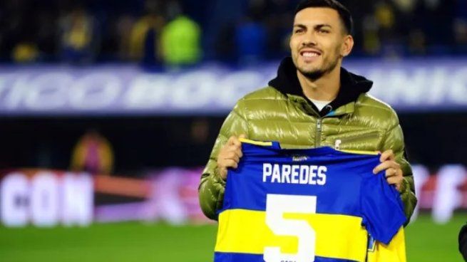 Leandro Paredes posando con la camiseta de Boca