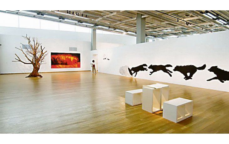 ámbito.com | Poéticas políticas. Una de las salas en el Parque de la Memoria que alberga la exposición.