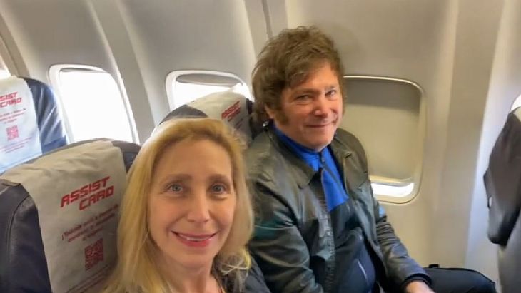 Javier Milei Karina Milei avión.jpg