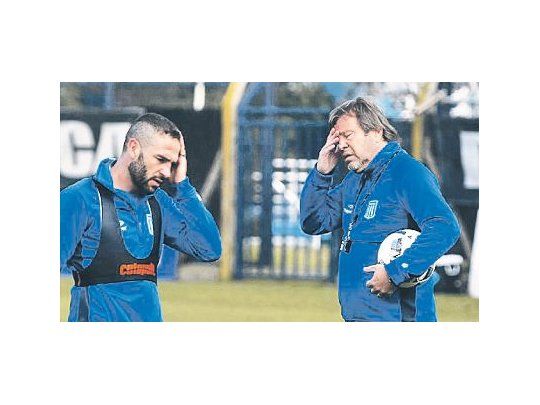 DOLOR DE CABEZA. Lisandro López le comunica al flamante DT de Racing, Ricardo Zielinski, que se lesionó.