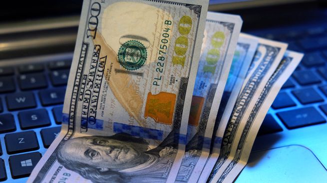 El dólar blue registró su primera caída mensual en 9 meses