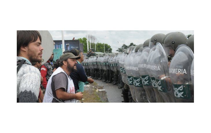 Los efectivos de Gendarmería avanzaron sobre la protesta. Imagen de TV.