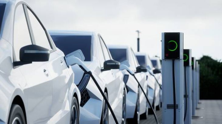 Los vehículos eléctricos requieren estaciones de recarga conectadas a la red eléctrica para abastecer sus baterías de forma segura. Los vehículos eléctricos requieren estaciones de recarga conectadas a la red eléctrica para abastecer sus baterías de forma segura.