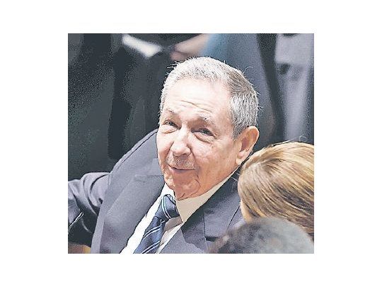 En su primera participación en la Asamblea General, el presidente cubano, Raúl Castro, escuchó atento las palabras de Barack Obama.