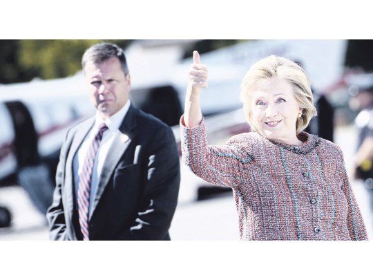 Sin lugar para los débiles. Hillary Clinton reapareció ayer en público luego de desvanecerse durante los actos del 11-S en Nueva York.