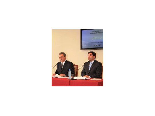 Juan Carlos Pezoa y el Dr. Ricardo Echegaray en el anuncio de la recaudación de diciembre 2009.