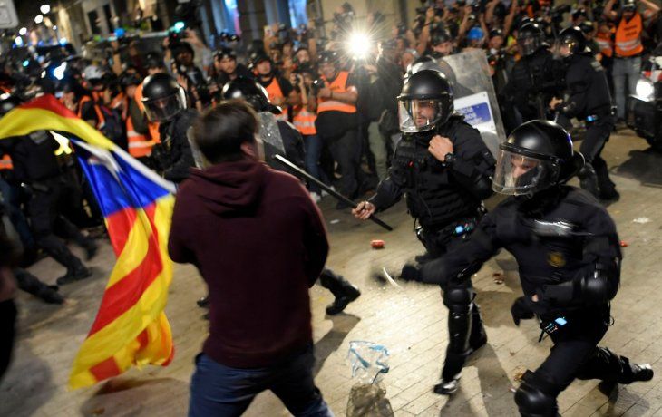 Al menos tres detenidos y varios heridos en una nueva manifestación masiva en Barcelona