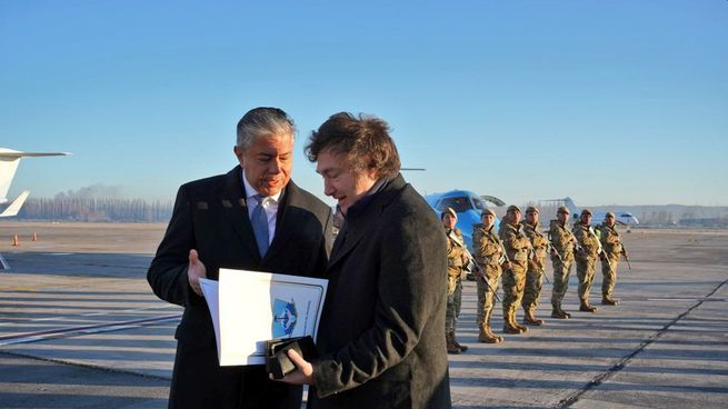 El gobernador de Neuquén, Rolando Figueroa, junto al presidente Javier Milei.