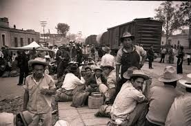 Llega la Caravana del hambre a la Ciudad de México en 1951, después de 1400 km recorridos a pie. El presidente Alemán se niega a recibirlos. Llega la Caravana del hambre a la Ciudad de México en 1951, después de 1400 km recorridos a pie. El presidente Alemán se niega a recibirlos.