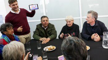 El presidente Mauricio Macri asistió, en la Casa de la Costa, en Paraná, a una de las jornadas de capacitación que ofrece el programa Inclusión Digital + Simple, orientado a que adultos mayores aprendan a utilizar dispositivos tecnológicos móviles. También participaron el ministro del Interior, Obras Públicas y Vivienda, Rogelio Frigerio; el secretario general de la Presidencia, Fernando de Andreis; el senador nacional por Entre Ríos Alfredo de Angeli y la diputada provincial Gabriela Lena.