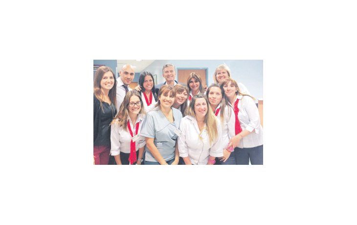 Mauricio Macri ayer antes de retirarse de la Fundación Favaloro donde se realizó un chequeo, posó para la foto con un grupo del personal de la institución.