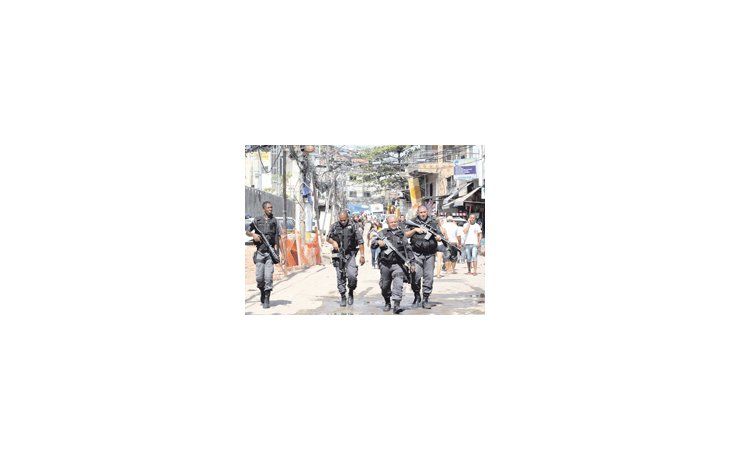 Las Fuerzas Armadas vigilan las favelas de Brasil. Su accionar cuenta con un gran apoyo de sus habitantes.