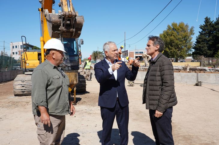 Julio Alak y Gabriel Katopodis durante la visita a las obras. Julio Alak y Gabriel Katopodis durante la visita a las obras.