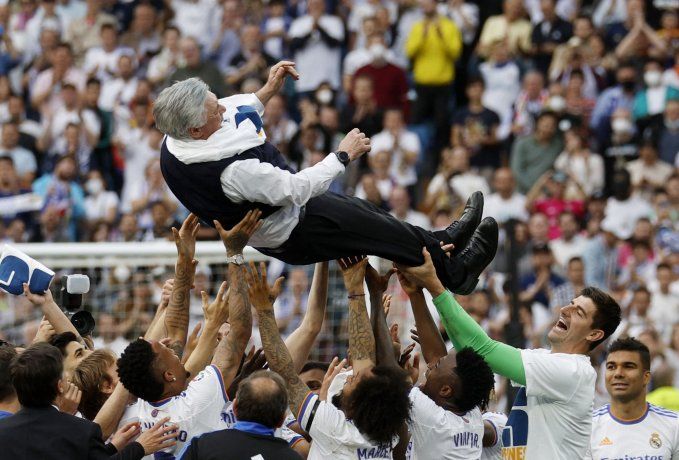 Carlo Ancelotti vuela por el aire durante los festejos del Real Madrid tras coronarse por 15a vez campeón de la Champions League. El DT italiano dijo que su equipo no jugará el nuevo Mundial de Clubes de FIFA y que otras instituciones y jugadores también se negarán.