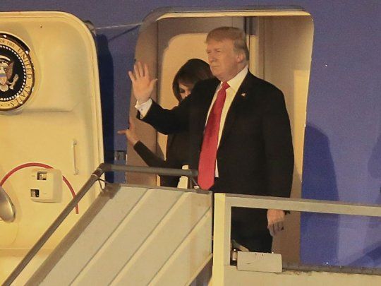 Donald Trump y su esposa Melania en su arribo a Buenos Aires este jueves.