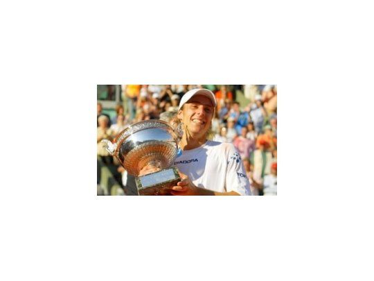 Gastón Gaudio levanta el trofeo de Roland Garros en 2004.