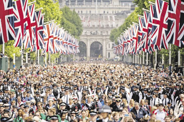 COMPAÑÍA. La reina Isabel observó los homenajes desde el balcón de su palacio Buckingham acompañada solo por miembros de la familia que se han mantenido lejos de los escándalos en los últimos años. Su bisnieto Luis, el hijo más pequeño del príncipe Guillermo, fue noticia por sus muecas.