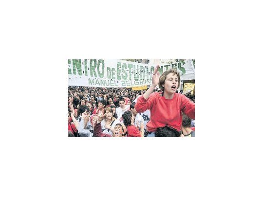 La ptrotesta de los alumnos incluyó una marcha por las calles de la Ciudad.