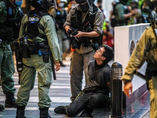 Casi 400 manifestantes fueron detenidos en Hong Kong en el debut de la ley de seguridad nacional el mi&eacute;rcoles.