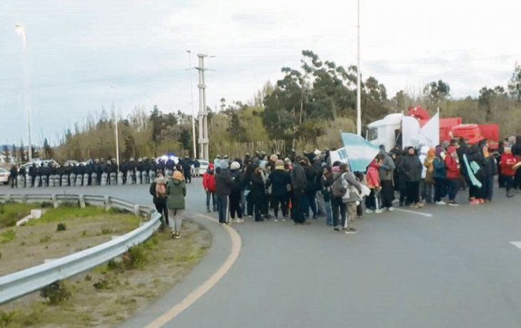 Freno. La Gendarmería y la Policía neutralizaron ayer un nuevo intento de los docentes de bloquear las rutas 3 y 26, en la zona sur de Comodoro Rivadavia.