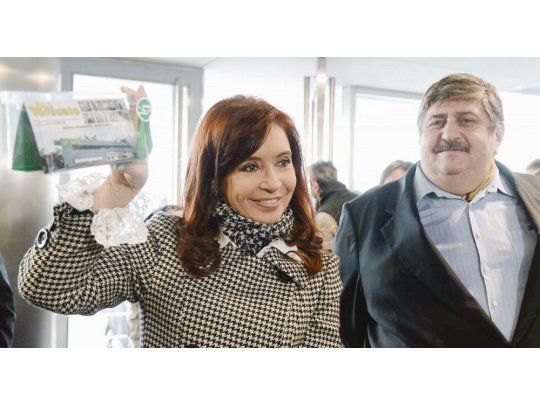 Ayer y hoy. Ricardo Pignanelli, cerca de Cristina durante el gobierno anterior. Con Mauricio Macri compartió un acto y firmó convenios. Hoy vuelve a acercarse a la exjefa de Estado luego de una severa crisis interna.