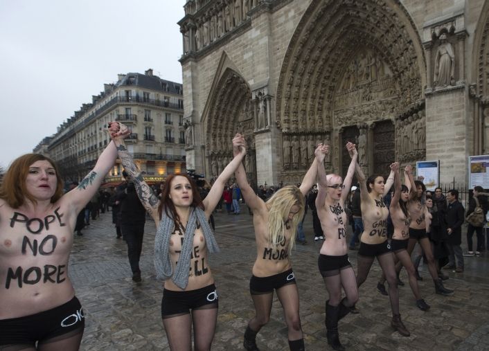 Se desnudaron para festejar la renuncia del Papa (foto 1)