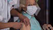 en suecia recomiendan una cuarta vacuna contra covid-19 para los adultos mayores