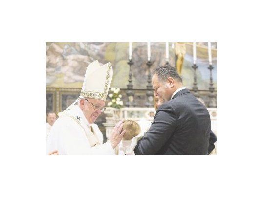 El papa Francisco bautizó ayer a 26 niños en una ceremonia en la Capilla Sixtina, en el día previo a la publicación de su libro. La ceremonia tuvo lugar coincidiendo con la fiesta del Bautismo del Señor, en la que tradicionalmente los papas  bautizan a los recién nacidos.