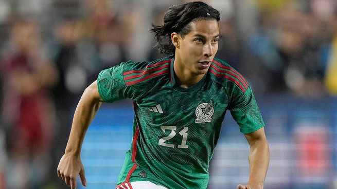 Diego Lainez compará su no convocatoria a la Selección Mexicana con la compra de un auto. No entra en el gusto del Vasco Aguirre.