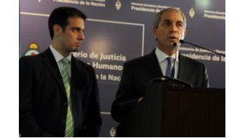 El ministro de Justicia, Julio Alak, junto al vice Julián Álvarez brindaron una conferencia en la sede de la cartera.