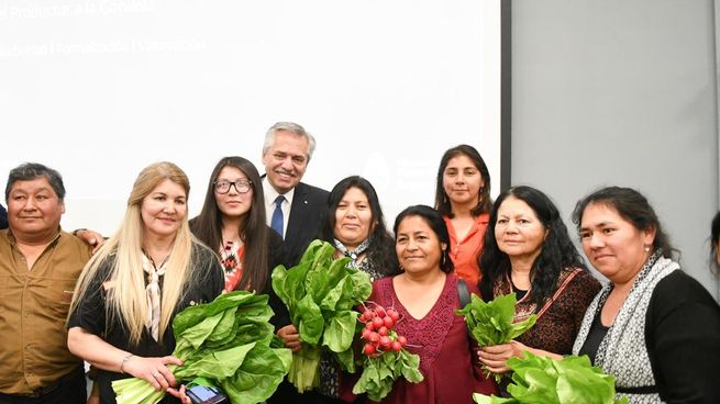 El presidente Alberto Fernánez este miércoles junto a un grupo de cooperativistas de la economía popular.&nbsp;