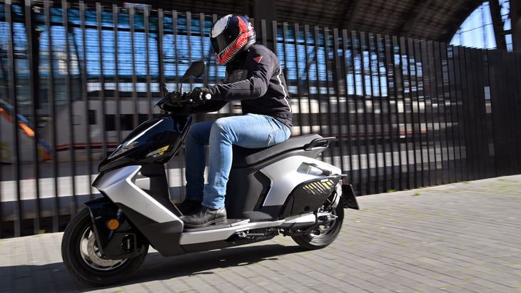 Both models belong to the Zeeho electric mobility line, a global brand of the CFMoto Group, and reinforce the firm's commitment for more efficient and connected transport solutions.