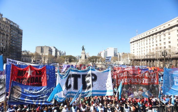 Organizaciones sociales se congregaron en las inmediaciones del Congreso para conocer los resultados de la votación.