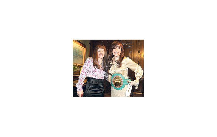 ámbito.com | El lunes, Cristina de Kirchner posó para la foto con Marcela ‘‘Tigresa’’ Acuña e intentó ocultar sus caderas con el cinturón de campeona de la boxeadora.