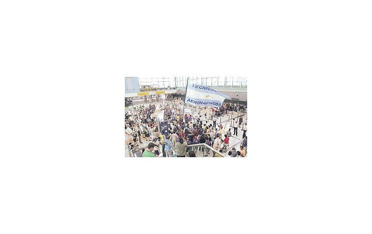 Activistas de APTA cambiaron el corte de la Riccheri por una batucada, pero amenazaron convolver a interrumpir el único paso hacia Ezeiza. El conflicto no tiene miras de solucionarse.