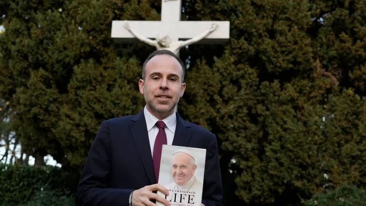 El periodista italiano Fabio Marchese Ragona con el nuevo libro del papa Francisco. El periodista italiano Fabio Marchese Ragona con el nuevo libro del papa Francisco.