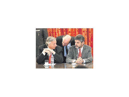 El candidato a jefe de Gobierno Daniel Filmus, junto aNéstor Kirchner y Oscar Parrilli, ayer en un acto en el quese presentó el Plan Digital del Bicentenario.