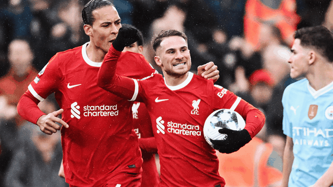 Alexis Mac Allister vistiendo la camisera Nike de Liverpool.