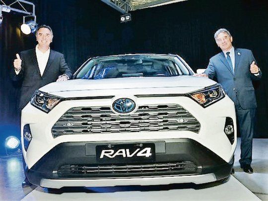 Ecológica. Herrero junto a la SUV RAV4 híbrida.