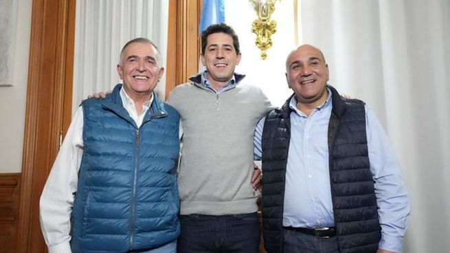 Wado de Pedro junto a Osvaldo Jaldo y Juan Manzur. 