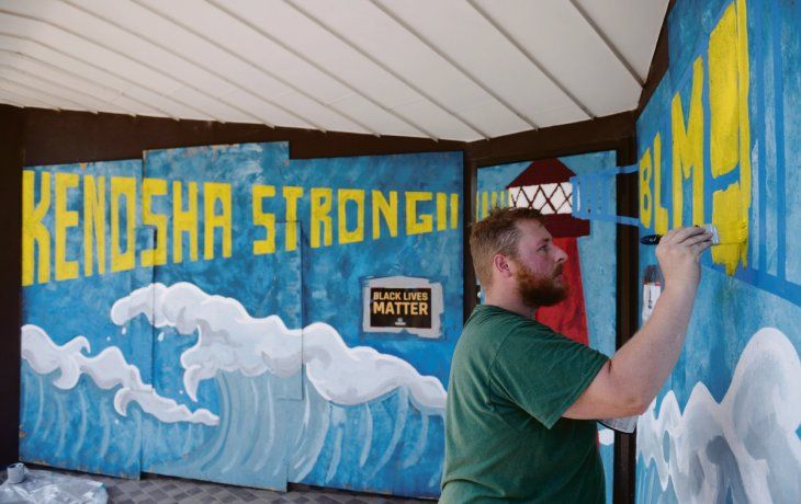 MENSAJE. La ciudad de Kenosha, Wisconsin, se llenó de murales con el mensaje “Black Lives Matters” (las vidas negras importan).