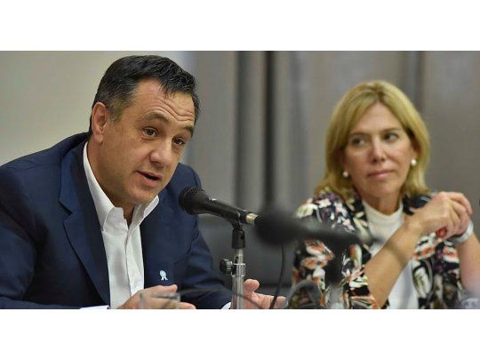 El ministro de Educación, Alejandro Finocchiaro, junto a la secretaria de Educación Elena Duro.