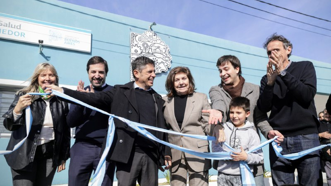 El gobernador de Buenos Aires, Axel Kicillof, junto a sus ministros en una inauguración en Carlos Tejedor. 