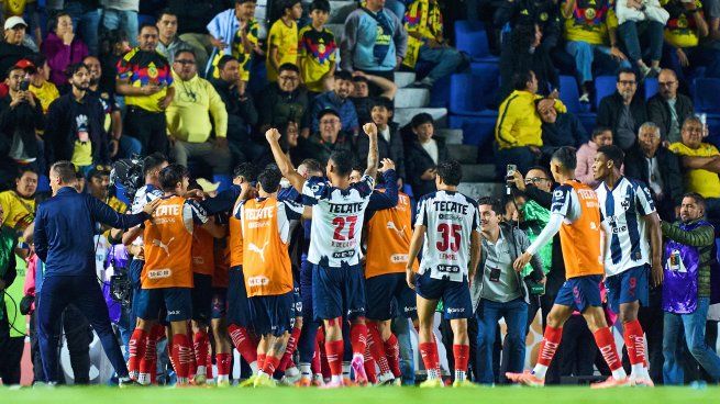 Rayados de Monterrey festeja a pesar de haber perdido 1-2 ante el América, a quien eliminó en los cuartos de final del Apertura 2025.