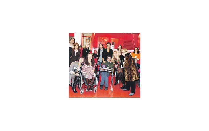 ámbito.com | La esposa de Mauricio Macri, Juliana Awada (de izq. a der. la quinta de pie) ayer regaló juguetes, junto a Gabriela Michetti y a la legisladora electa Marina Klemensiewicz, a niños con trastornos neurológicos en la ONG AEDIN.