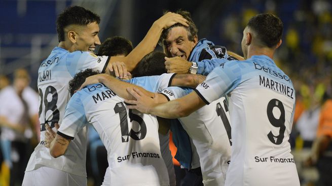 No para de festejar. Racing volvió a ganar y le da pelea a Vélez.